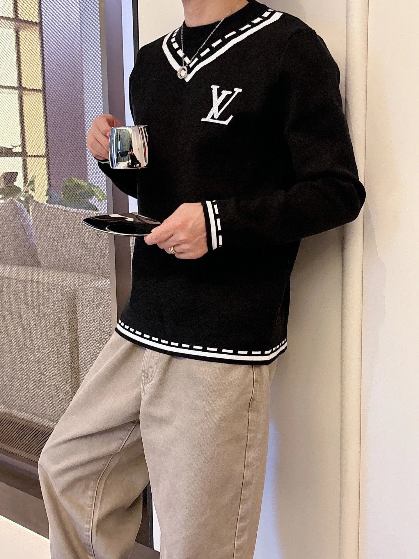 🅿️420 【LV Louis Vuitton】Autumn and winter classic round neck pullover sweater, in full condition! ! ! Wool blended fabric, the latest model in 2025, golden ratio! ! Slim-fitting soft gold, versatile and practical item, the combination and practicality are extremely powerful, simple and elegant, and classy! To create your own style, it is highly recommended to buy it in two colors. The standard slim fit tailoring process is suitable for both young and old men. It is knitted from wool and will not cause any discomfort! While keeping warm, it is stylish, textured and wearable, and the classic logo with contrasting colors on the chest feels in place! ! Recommended for regular customers! ! Size M-3XL (maximum wear: 190 pounds)
